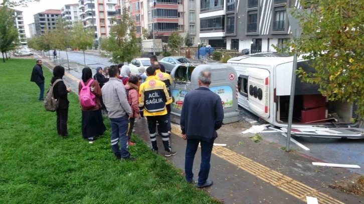 Malatya’da minibüsle çarpışan öğrenci servisi devrildi