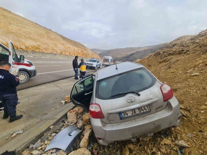 Malatya’da otomobil drenaj kanalına düştü: 3 yaralı