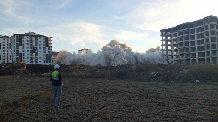 Malatya’da patlayıcı ile yıkımlara ara verildi