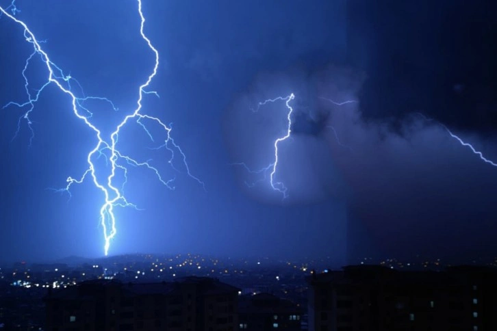 Malatya'da şimşekler geceyi aydınlattı