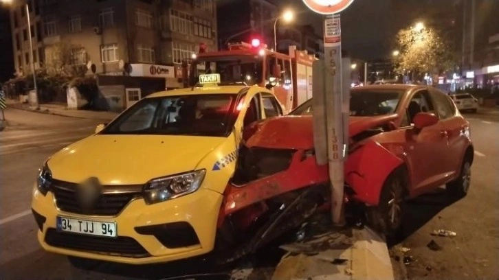 Maltepe’de alkollü sürücü ticari taksiye çarptı: 1 yaralı