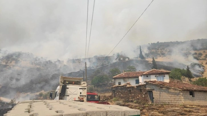 Manisa-Uşak sınırında yangın! Çok sayıda ekip bölgede!