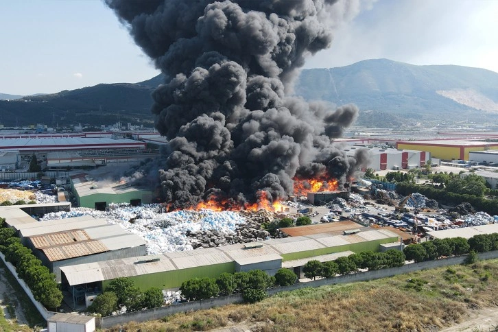 Manisa'da geri dönüşüm fabrikasında yangın!