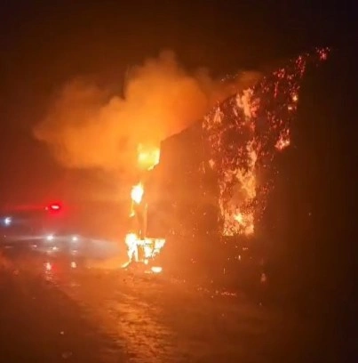 Manisa’da saman yüklü kamyon alev alev yandı