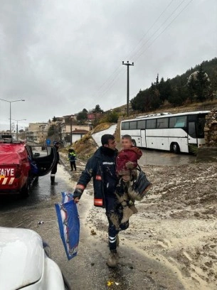 Mardin’de çamura saplanan çocuğu itfaiye kurtardı