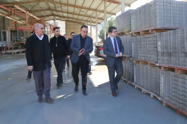 Mardin’de parke ve bordür fabrikasında üretim devam ediyor