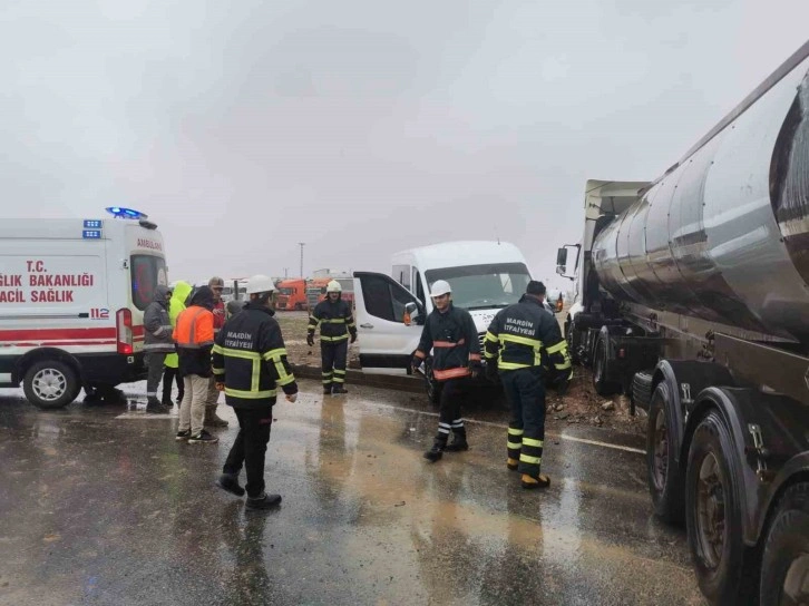 Mardin’de tır ve yolcu minibüsü çarpıştı: 2 yaralı