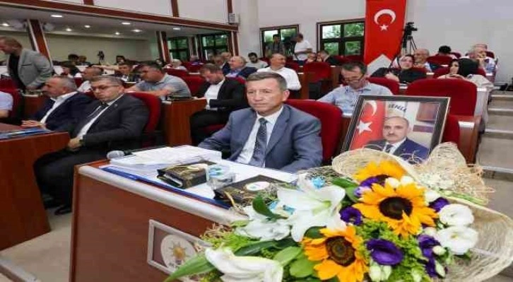 Meclis toplantısında Fevzi Kılıç’ın yeri çiçeklerle süslendi