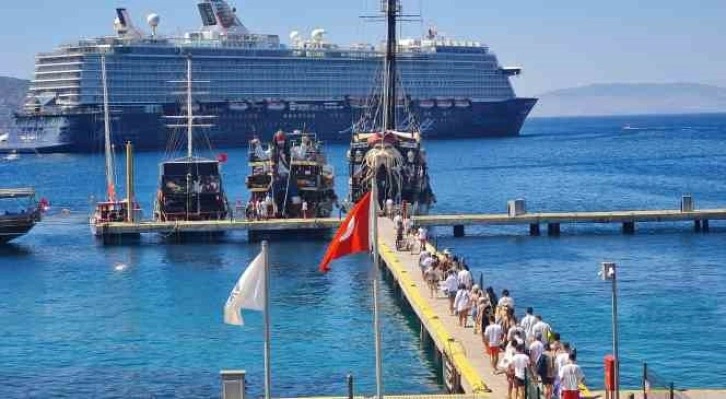 "Mein Schiff 5" yeniden Bodrum’da