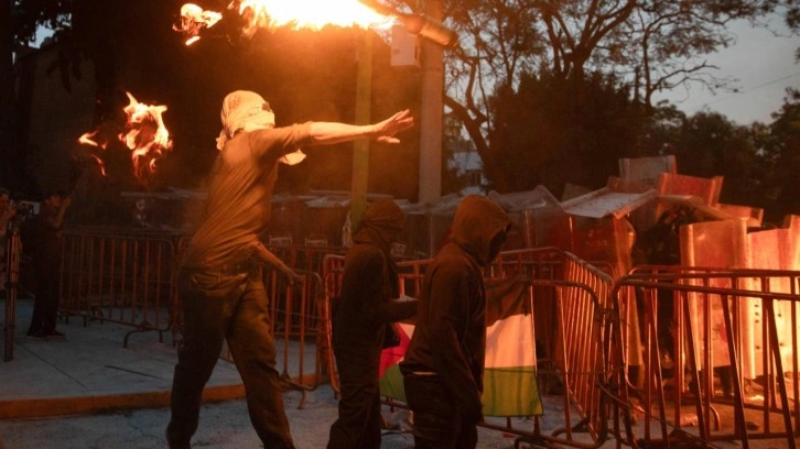 Meksika'da İsrail Büyükelçiliği önündeki Filistin'e destek gösterisinde olay çıktı