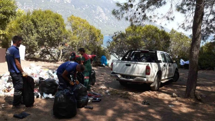 Menteşe’de ekipler Akbük Koyu’nda 2 ton çöp topladı