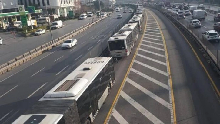 Metrobüsler tren oldu! İstanbulluların sabah çilesi