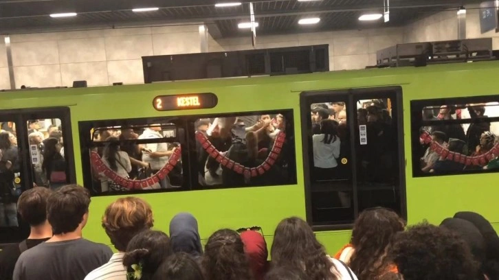 Metroda kavga çıktı, yumruklar havada uçuştu