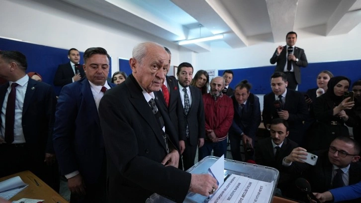 MHP Genel Başkanı Devlet Bahçeli, oyunu kullandı: Yüzündeki morluklar dikkat çekti