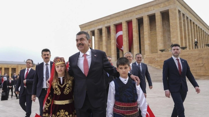 Milli Eğitim Bakanı Tekin, öğretmen ve öğrencilerle Anıtkabir'i ziyaret etti