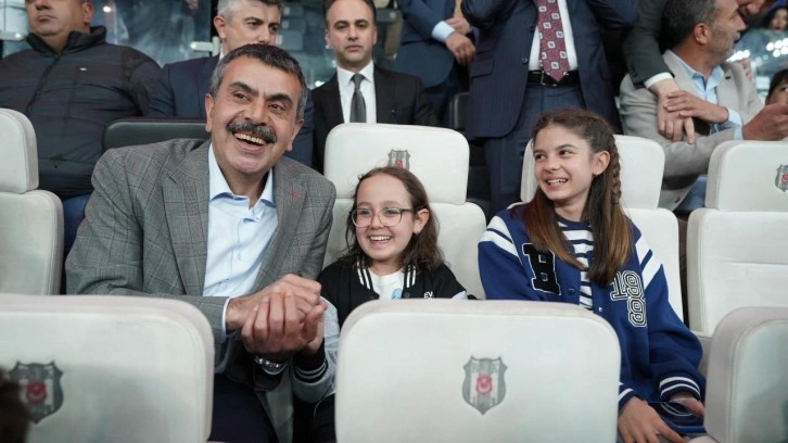 Milli Eğitim Bakanı Yusuf Tekin, çocuklarla Beşiktaş tribününde maç izledi