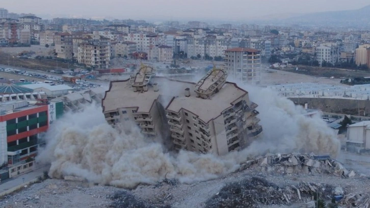 Milyonlarca liraya satılmıştı: 16 katlı rezidansın son bloğu da yerle bir oldu!