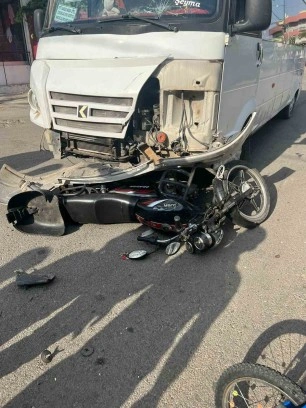 Minibüs ile motosikletin çarpıştığı kazada 3 kişi yaralandı