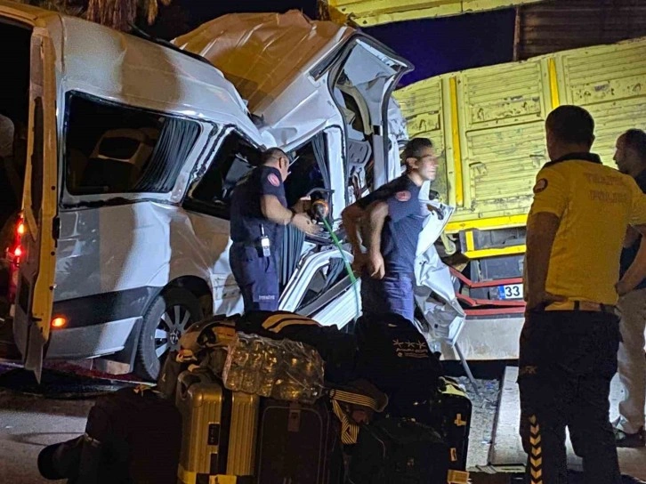 Minibüsün park halindeki kamyona ok gibi saplandığı kaza kamerada: 2 ölü, 9 yaralı