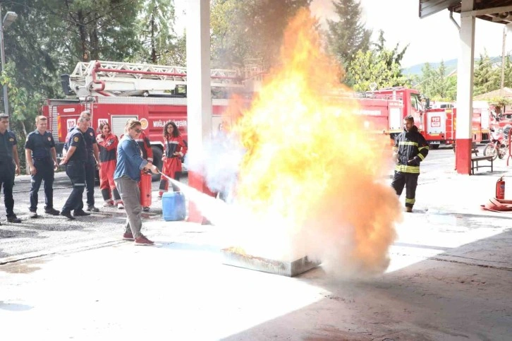 Muğla’da 15 gazeteci "Temel İtfaiyecilik Eğitimi" aldı