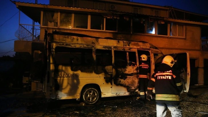 Muğla'da minibüste çıkan yangın eve sıçradı