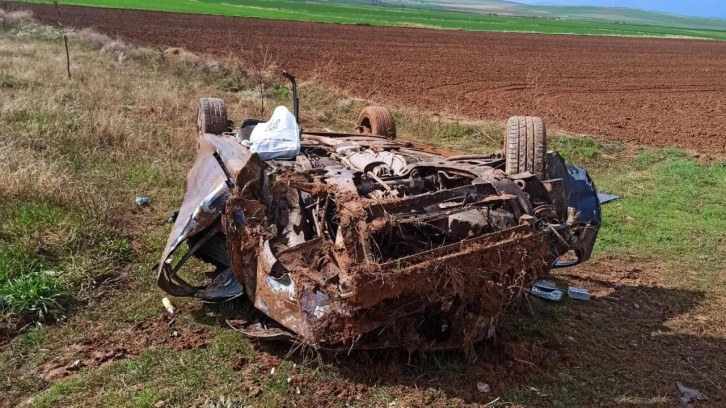 Nevşehir'de, takla atıp tarlaya uçan otomobildeki 3 kişi yaralandı