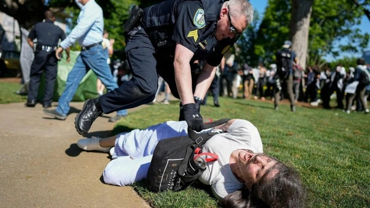 New York polisinden Filistin destekçilerine sert müdahale