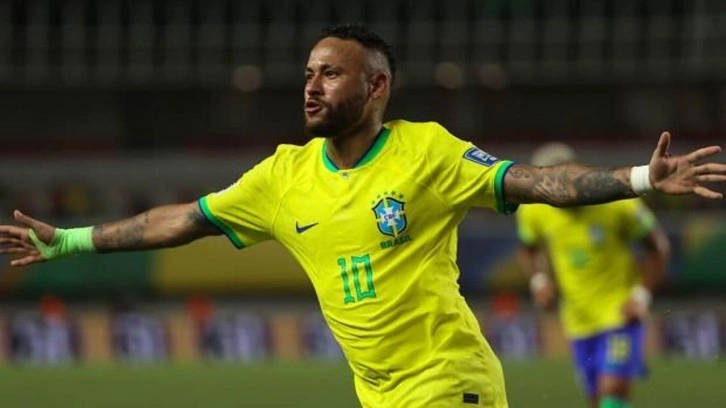 Neymar, ışıklarda çakma forma aldı