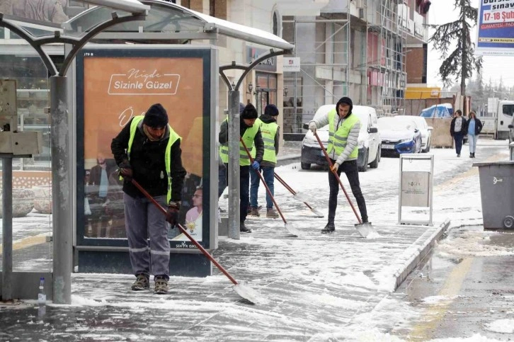 Niğde Belediyesi’nden kent genelinde karla mücadele çalışması