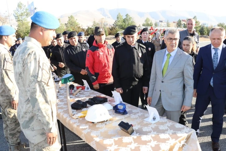 Niğde’de arama kurtarmada kullanılmak üzere alınan malzemeler jandarma ekiplerine teslim edildi