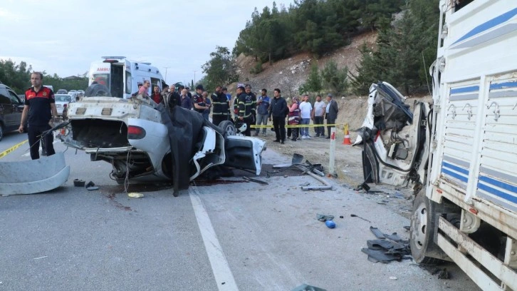 Nişan alışverişi dönüşü kaza: 3 ölü, 2 yaralı