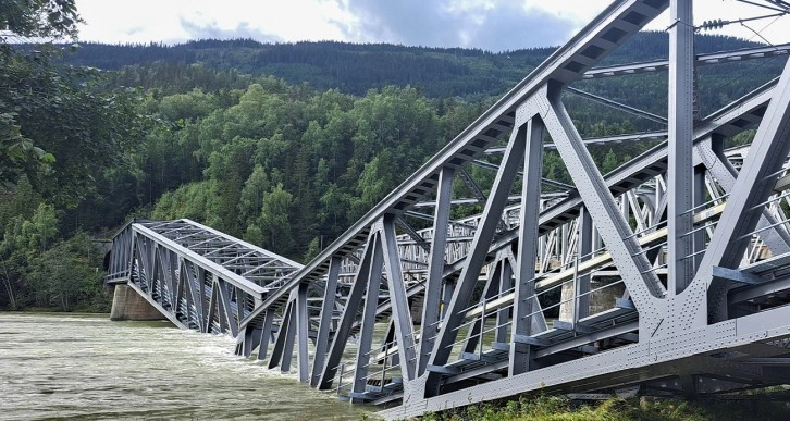 Norveç’te şiddetli yağışlar nedeniyle demir yolu köprüsü çöktü