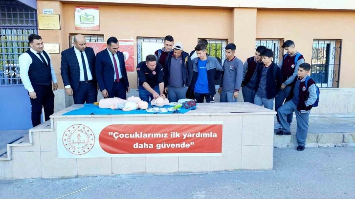 Öğrencilere ilk yardım eğitimi verildi