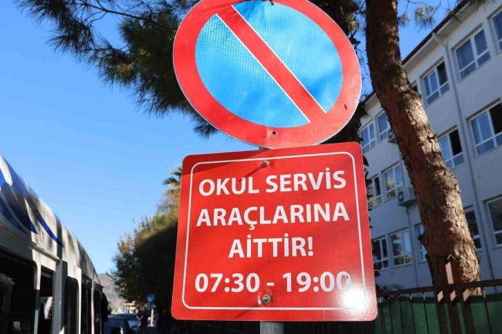 Okul servislerinin yerine park eden özel araçlar, servis şoförlerini zora sokuyor