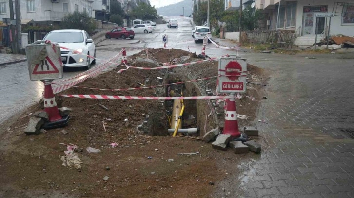 Okul yakınında günlerdir kapatılmayan çukur tehlike saçıyor