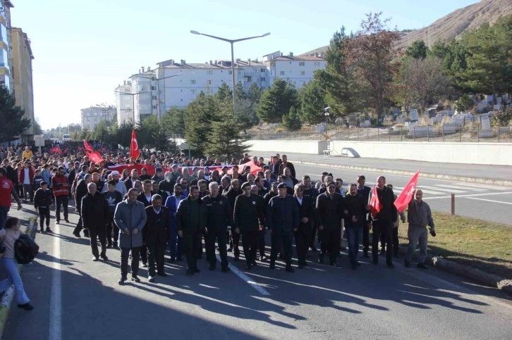 Onlarca vatandaş şehitler için yürüdü