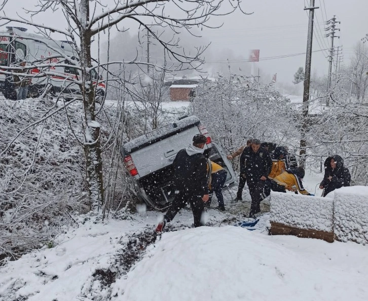 Ordu’da kar yağışı kazaya neden oldu: Kamyonet bahçeye uçtu, karı koca yaralandı