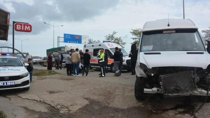 Ordu'da tekstil işçilerini taşıyan servis minibüsü kaza yaptı! Çok sayıda yaralı var