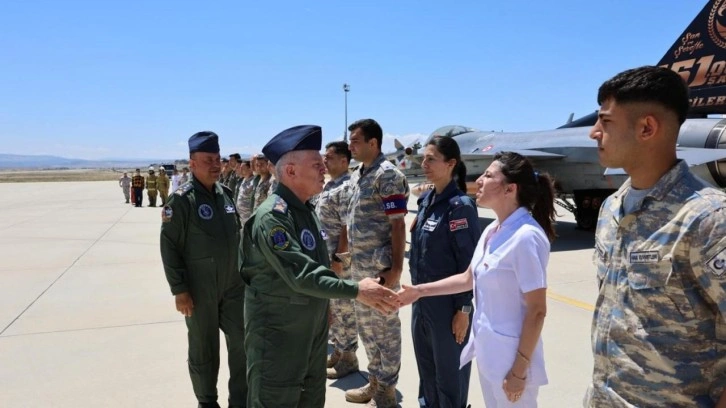 Orgeneral Kadıoğlu'ndan Mehmetçiğe bayram ziyareti