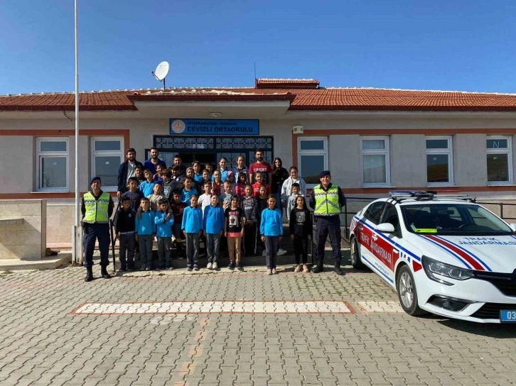 Ortaokul öğrencilerine trafik eğitimi verildi