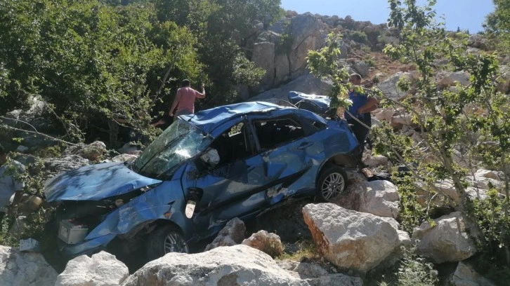 Osmaniye'de uçuruma yuvarlanan otomobildeki 5 kişi yaralandı