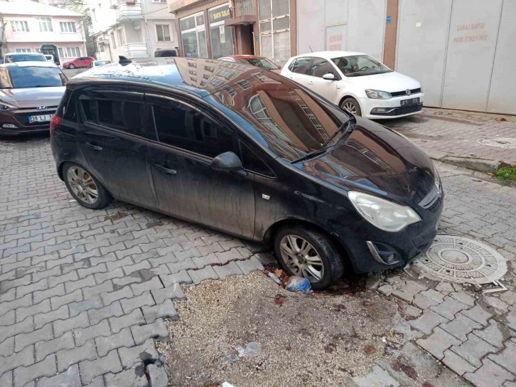 Otomobil çukura daldı, sürücü tepki gösterdi: "Zararım karşılansın"