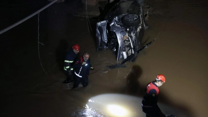 Otomobil Kızılırmak'a uçtu: Camlar kesilerek kurtarıldılar