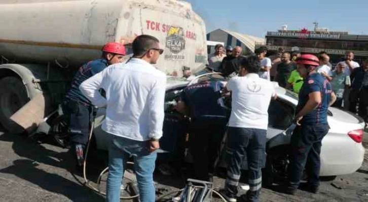 Otomobil su tankerine çarptı, sıkışan sürücü güçlükle çıkarıldı