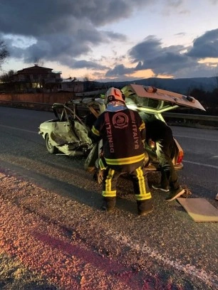 Otomobilde sıkışan iki yaralıyı itfaiye kurtardı