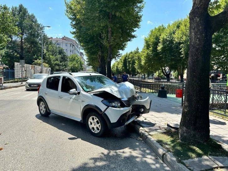 Otomobilin çarptığı genç kadın metrelerce savruldu