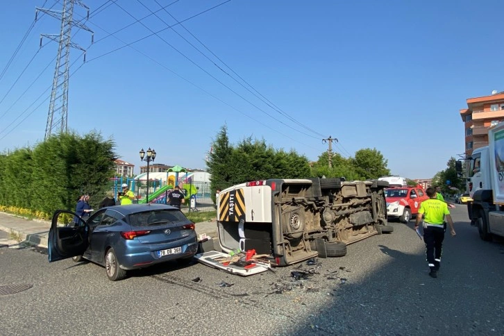 Otomobille çarpışan işçi servisinin devrildiği kaza kamerada