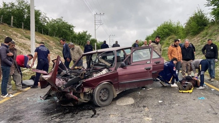 Otomobille hafif ticari araç kafa kafaya çarpıştı: 1 ölü, 3 yaralı