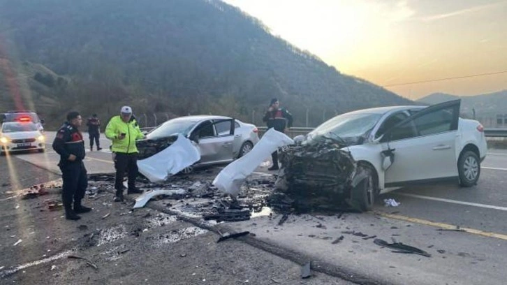 Otomobiller kafa kafaya çarpıştı: 1 ölü, 1 ağır yaralı