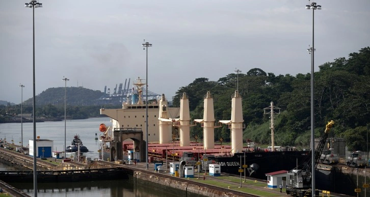 Panama Kanalı'nı kuraklık vurdu: 200 gemi mahsur kaldı